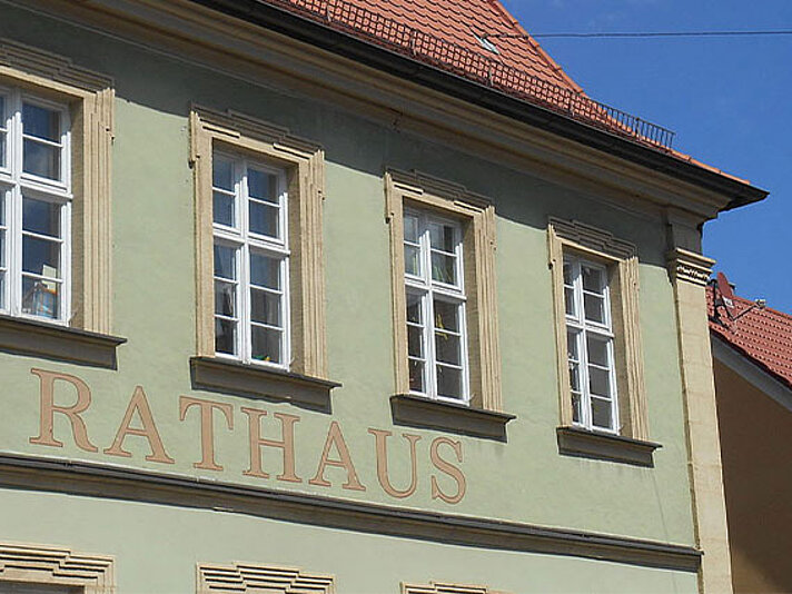 Rathaus mit grüner Fassade